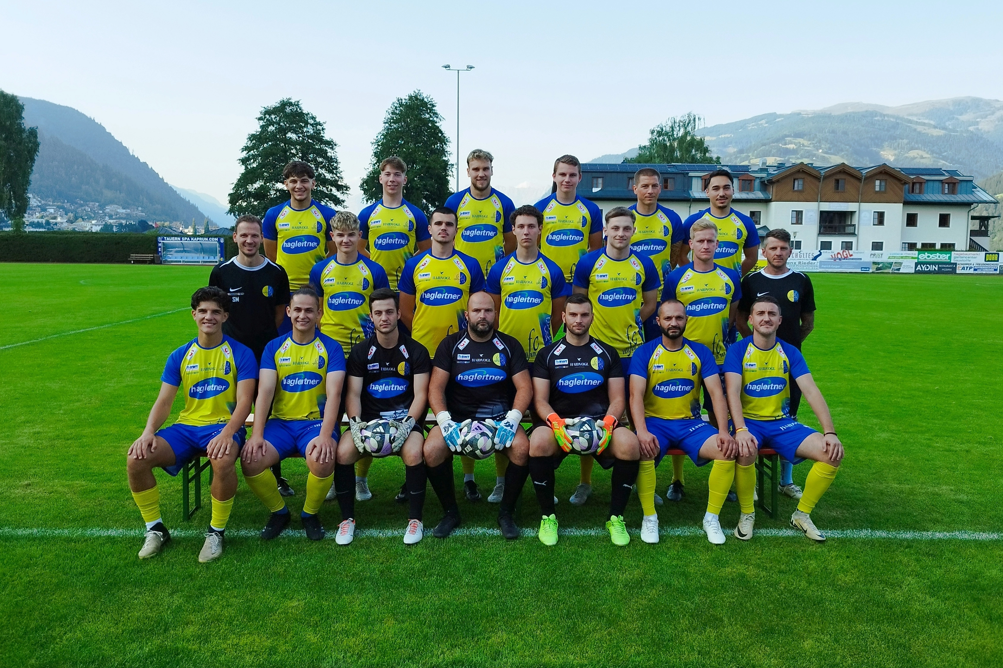 Kampfmannschaft des FC Zell am See auf dem Fußballplatz