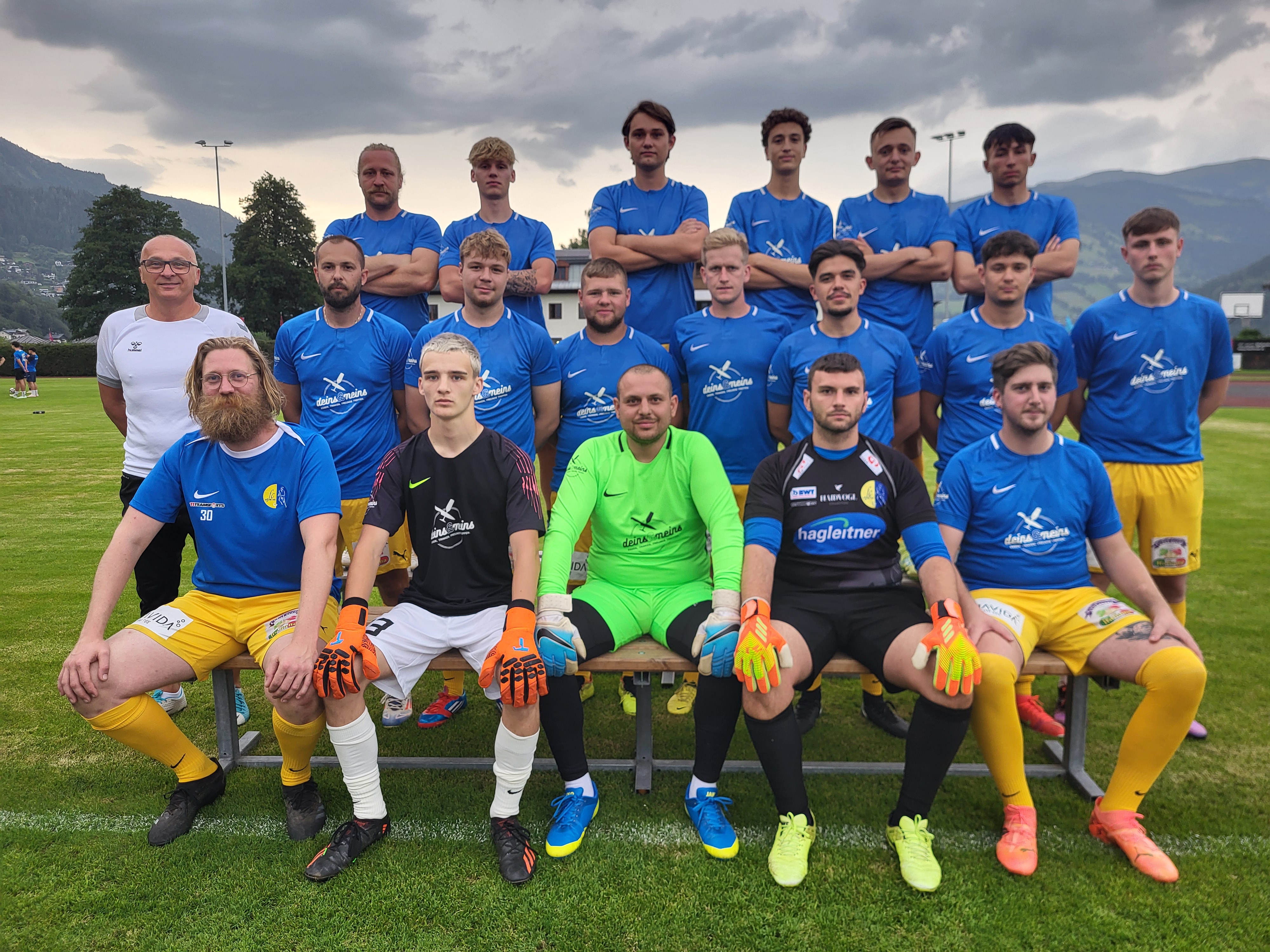 Mannschaftsfoto der Reservemannschaft des FC Zell am See